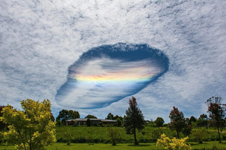 能登半島地震前に目撃された＂地震雲＂と同じタイプの「穴あき雲」。（写真はイメージ、アフロ）