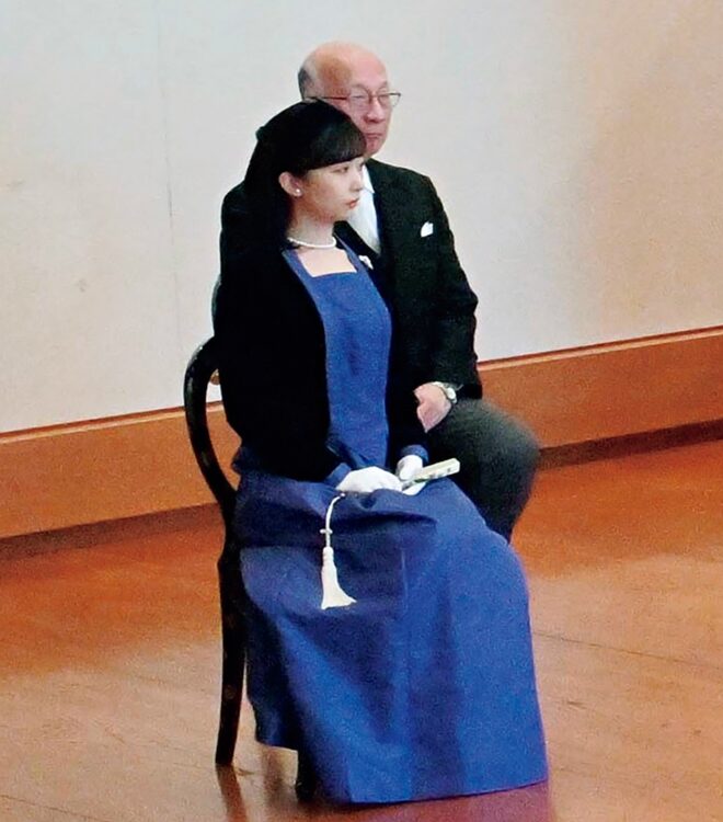 「講書始の儀」で佳子さまがお召しになったのは、袖部分が濃紺になったブルーのドレス