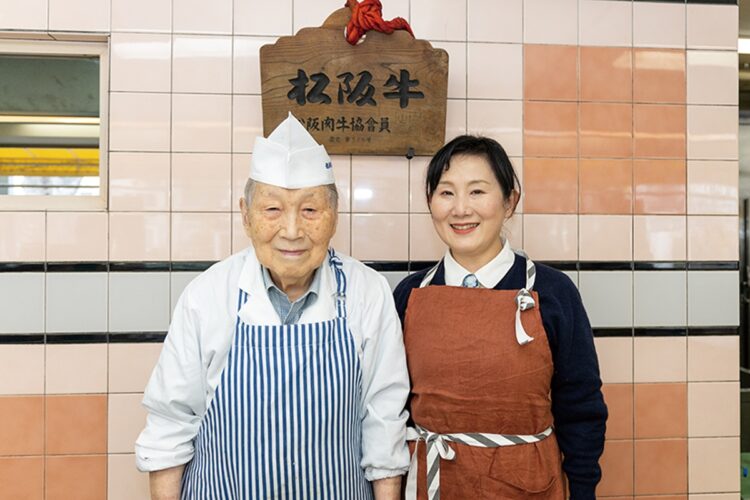 作三さんと同年代の店主・小谷野安男さんと娘の恵子さん