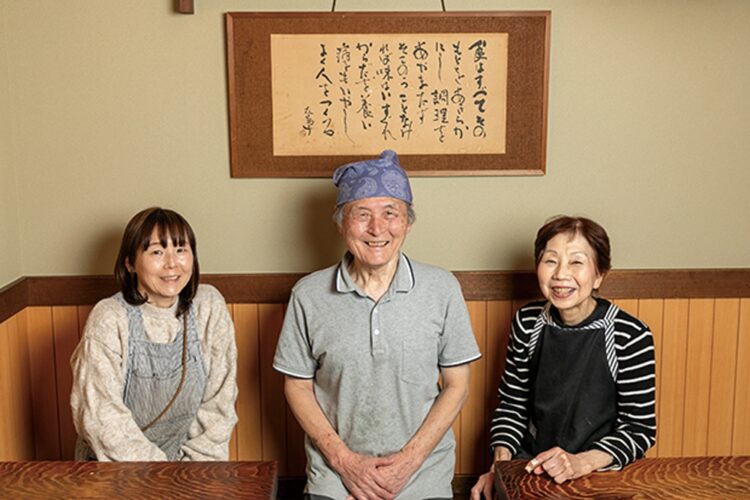 店主の竹田募さん（中央）と暖簾を守るのは、妻の恵美子さん（右）と娘の小坂茶織さん