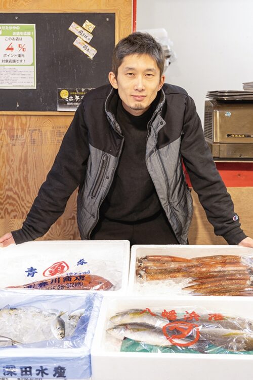 店頭にない魚貝の注文にも応じるという店長の本宮佑太さん