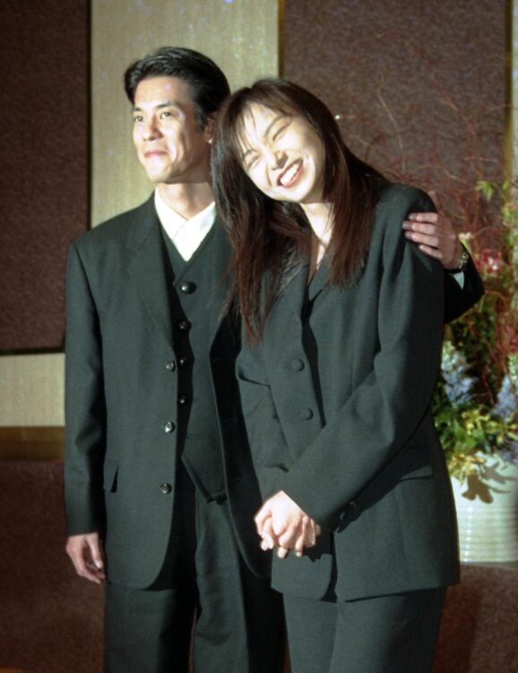 今年で結婚２９年になるおしどり夫婦です。（写真は1995年12月の結婚会見）