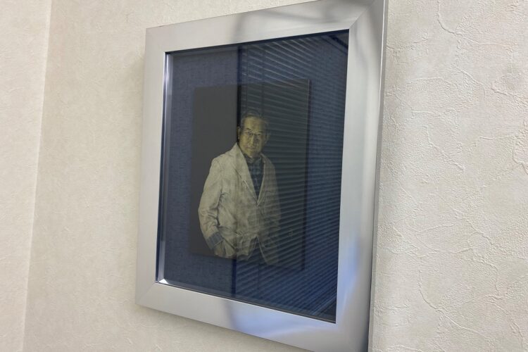 会議室には輪島塗でつくられた永井氏の肖像が飾られていた