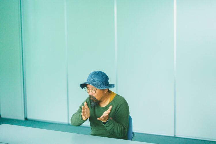 身振りを使って語る山下敦弘氏