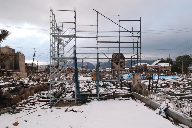 朝市の横で完成間近だった建設中の新ギャラリーは完全に燃え落ちたが、田谷さんは「輪島塗と能登を発信する場所として、同じ場所に新ギャラリーをつくり直したい」と話す（撮影／太田真三）