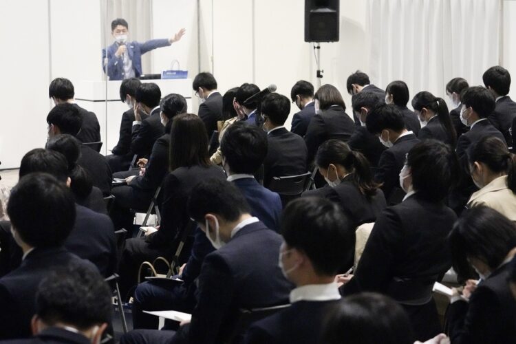 企業説明会に参加する大学生ら（イメージ、時事通信フォト）