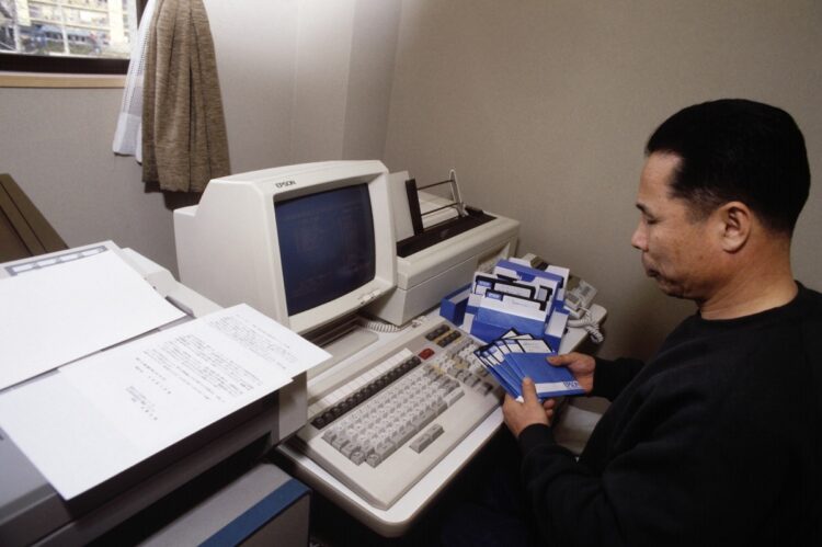 1987年、パソコンにフロッピーディスクを何枚も読み込ませて使用するのが普通だった（イメージ、時事通信フォト）
