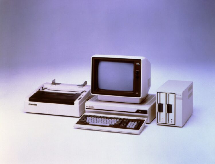 8インチフロッピーディスクドライブ（駆動）装置とパソコンPC-0801［NEC（日本電気）提供］（時事通信フォト）
