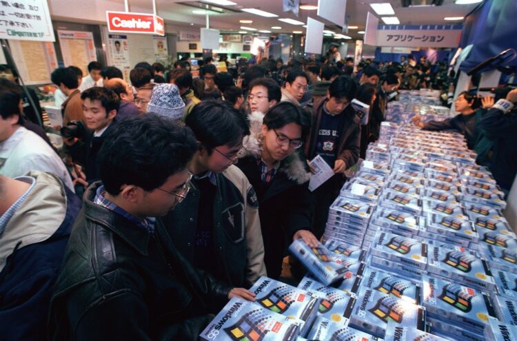 1995年11月、マイクロソフト社のウィンドウズ95日本語版発売で混雑する東京・秋葉原の「ラオックスコンピューター館」（時事通信フォト）