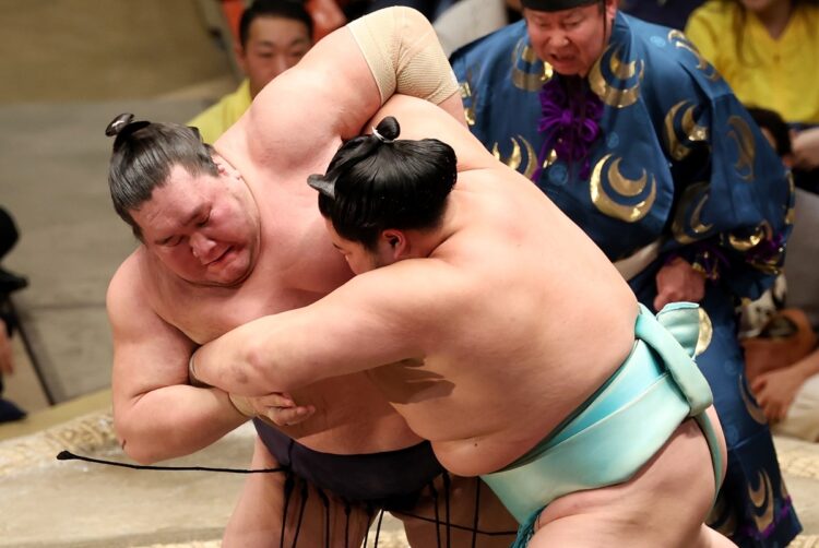 照ノ富士と琴ノ若の優勝決定戦で大盛り上がりとなった（時事通信フォト）