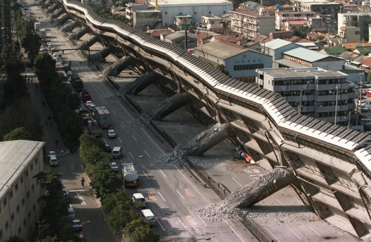阪神・淡路大震災で横倒しになった阪神高速道路。（兵庫県神戸市／’95年）時事通信フォト