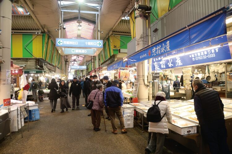 金沢市民の台所であり、週末になると約３万人の観光客が訪れていた「近江町市場」。地震直後は人通りもまばらだったが「応援したい」と、徐々に買い物客が戻ってきた（時事通信フォト）