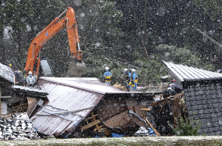 降りしきる雪のなか、輪島市の土砂崩れ現場では安否不明者の捜索が続く。1月28日時点で、石川県で19人の行方がわかっていない（共同通信社）