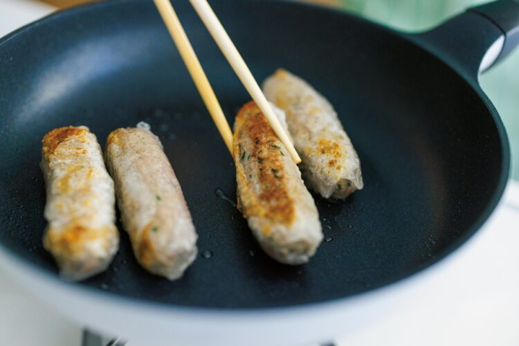 やや多めの油でじっくり焼くのがおすすめ。「表面はかりっ、中はもちもち食感のままになるなんて驚きです！」（鈴木さん・以下同）