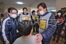 珠洲市立正院小学校に駆けつけた「SMILE-UP.」社長の東山紀之と副社長の井ノ原快彦。このほか「TOKIO」の城島茂や「SnowMan」の阿部亮平、高田翔、冨岡健翔ら6人