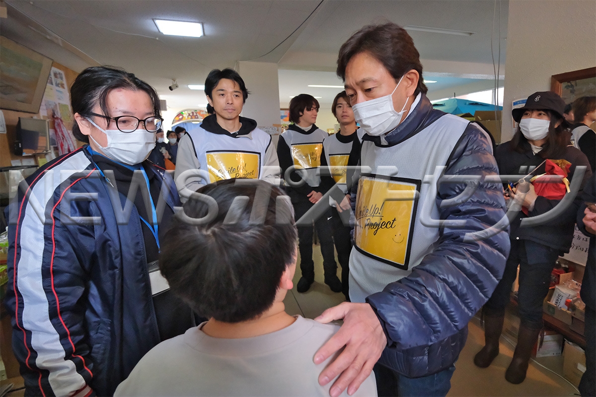 被災地にスター再び》社長・東山紀之率いる「SMILE-UP.」が