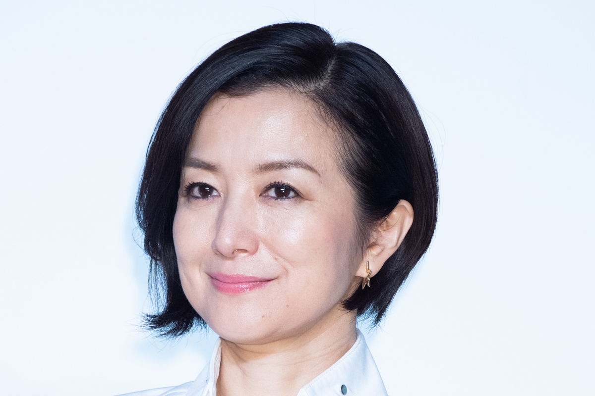ほっそりショートカットに》鈴木京香が木村拓哉主演ドラマ
