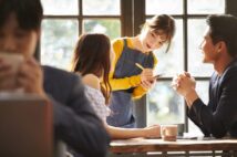 【飲食店を悩ませる「外国人客からのチップ」問題】個別にもらうと面倒事が増えるので共通貯金箱で管理する店も 「それよりトイレを綺麗に使って!」の本音