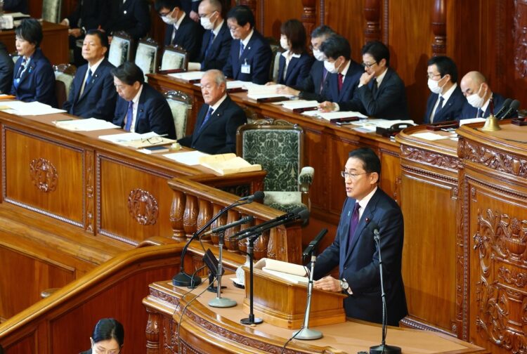 衆院本会議で施政方針演説する岸田文雄首相（右）。1月30日（時事通信フォト）