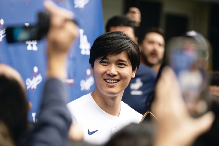 昨年12月の入団会見はファンには非公開だったため、今回が“初お披露目”。ファンが向けたカメラに笑顔を見せる神対応も