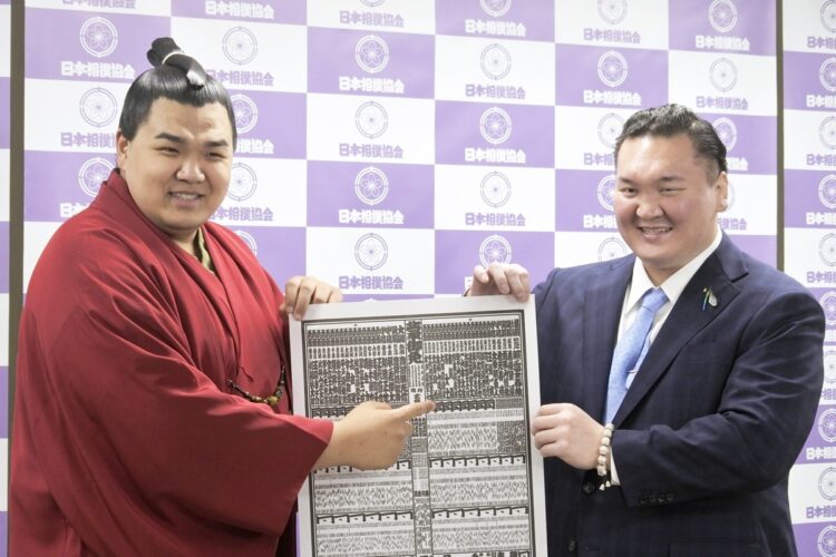 北青鵬（左）は引退、師匠の宮城野親方（右）は2階級降格となった（写真は2023年2月、新入幕を果たした際の様子。時事通信フォト）