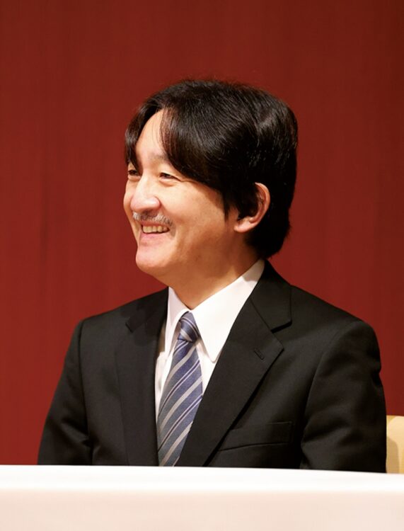 上位に選ばれた小中学校の児童・生徒らの発表を、秋篠宮さまは笑顔で見守られていた(写真/JMPA)
