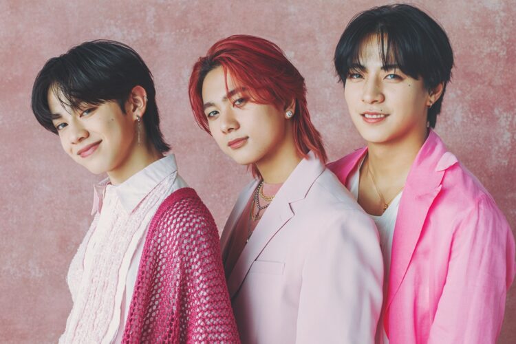 並んでポーズをとる3人