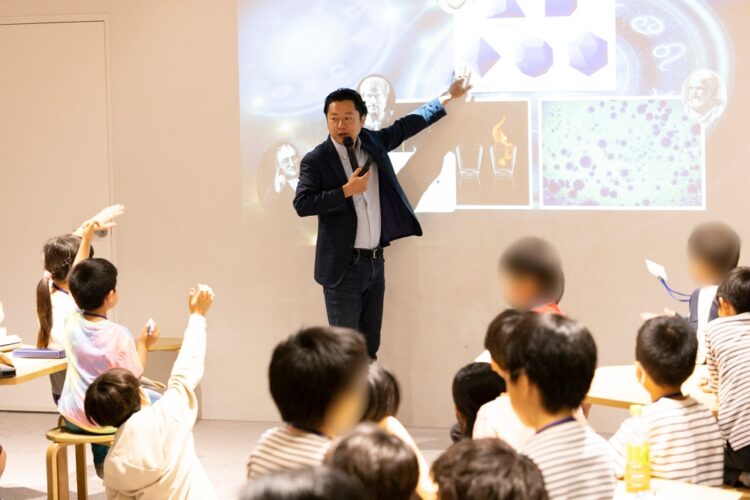 宝槻泰伸さん（写真中央）が主宰する探究学舎では、座学ではなく、子どもたちが積極的に手を挙げたり実験したりと、アクティブな授業が行われている