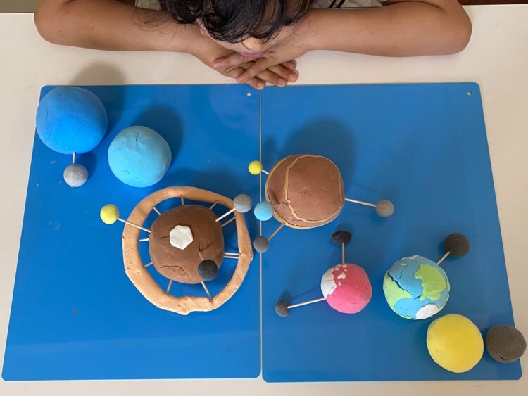 当時小学3年生のSさんの次男は宇宙への興味が深まり、夏休みの自由研究に天体模型を作るまでに