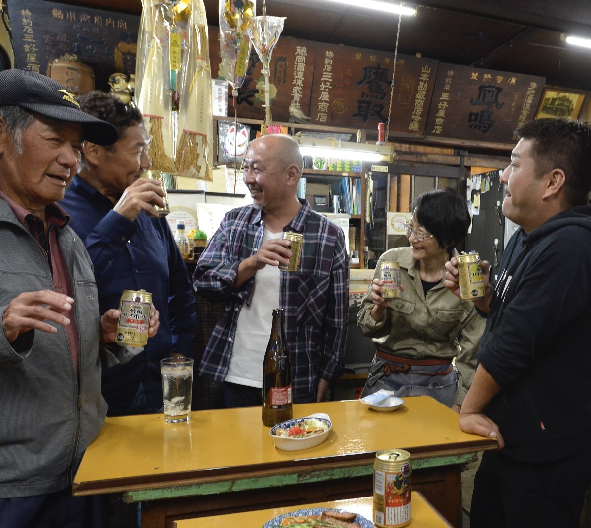 笑顔を絶やさない環さん（右から2番目）は店の人気者だ