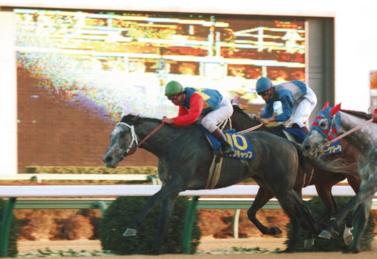 第二次競馬ブームを生み出した名馬・オグリキャップ。中央競馬時代はスーパークリーク、イナリワンとともに「平成三強」と呼ばれ愛された（写真／共同通信社）
