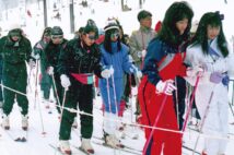 東北・上越新幹線開通でスキーブーム到来。苗場はリフト待ちの若者で大渋滞（写真／共同通信社）