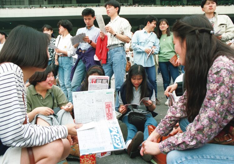 競馬や麻雀にハマる女性たちは「オヤジギャル」と呼ばれた（写真／共同通信社）