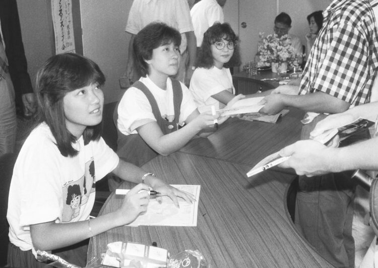 『オールナイトフジで～す 私たちバカじゃない』の出版記念サイン会を行なったおかわりシスターズ。左から深谷智子、山崎美貴、松尾羽純