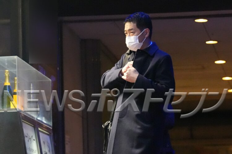 自民党・新谷正義副幹事長はコートを羽織ってマスク姿だった
