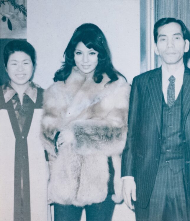 「キャバレーニュー白馬」創業者の故・西田勝己氏（右）とその妻である“大ママ”フサエさん（左）の間で記念撮影に応じる若き日の八代亜紀さん。西田氏は歌をこよなく愛する人物だったという