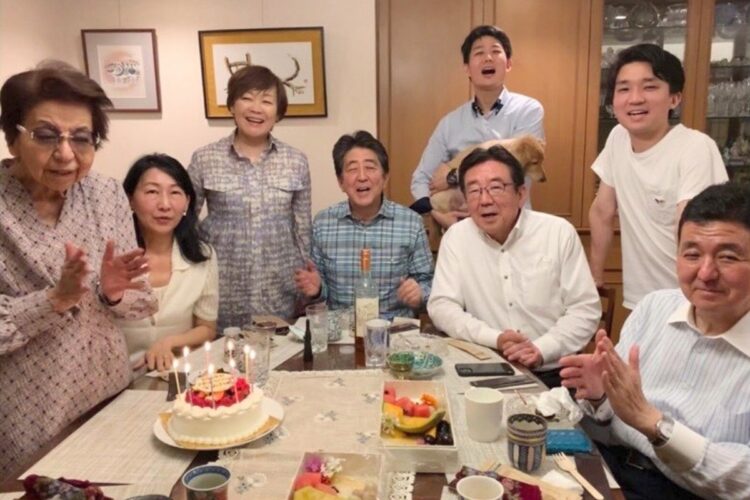 2022年6月の洋子さんの誕生日パーティーの様子。左端が洋子さん、左から3人目が昭恵夫人、右隣が晋三氏（晋三氏のXより）