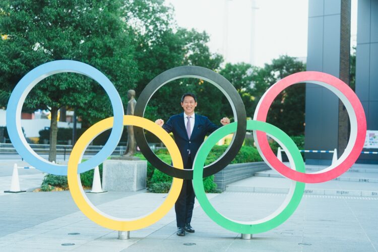 JAPAN SPORT OLYMPIC SQUAREのモニュメントの前で撮影