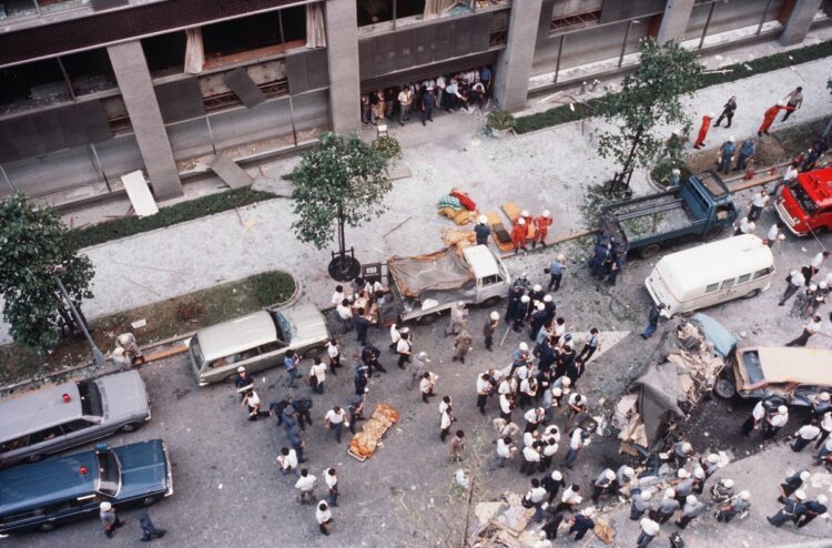 1974年8月30日、丸の内の三菱重工ビルで時限爆弾が爆発。爆風でほとんどの窓ガラスが割れた（時事通信フォト）