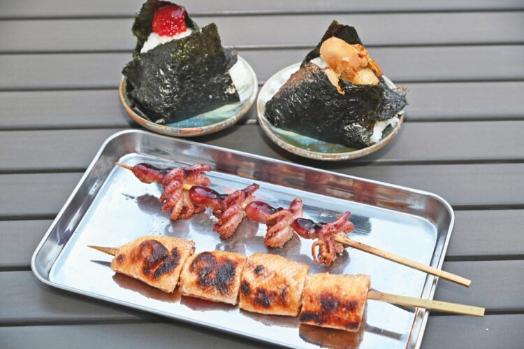 『炭焼魚串 おにぎり 越後屋助五郎』（撮影／大塚七恵）