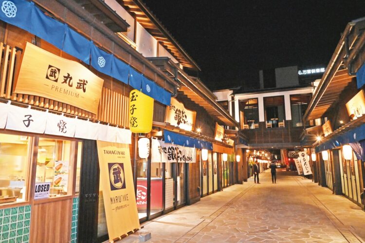 様々な店が並ぶ