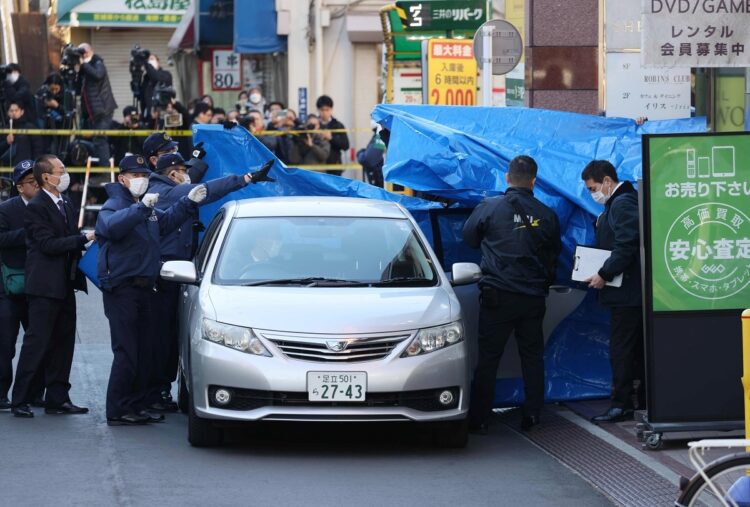 2024年1月12日、男が女性を人質に立てこもっていたホテルに横付けされた車両。警察の説得ののち男性は逮捕され、女性は保護された（時事通信フォト）