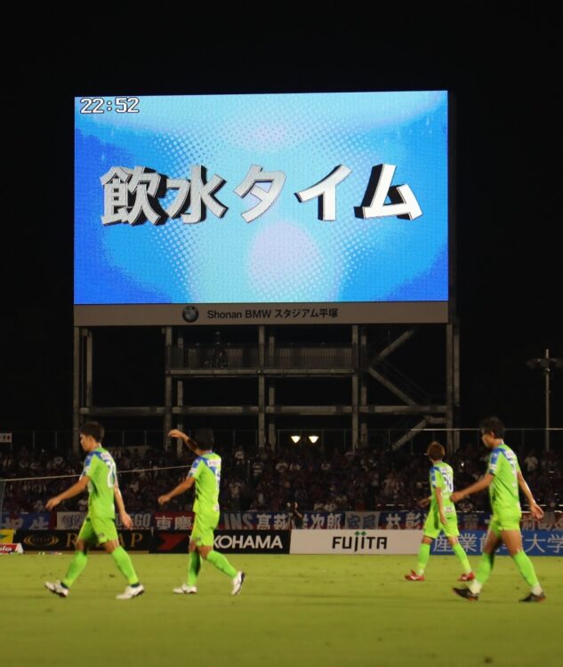 サッカーJリーグ。飲水タイムを知らせる電光掲示板。2018年（時事通信フォト）