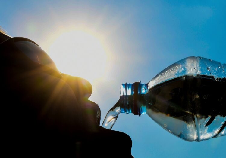 人間が1日に必要とする水は2.5リットル（イメージ、AFP＝時事）