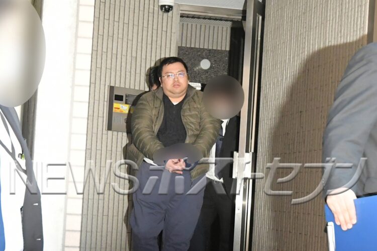 連行される細谷健一容疑者