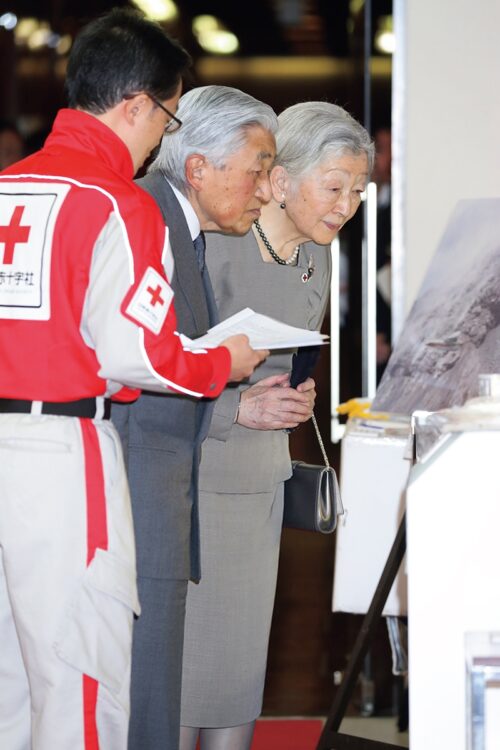 【2019年3月 写真パネル展『平成の災害と赤十字』ご訪問】上皇さま（当時の天皇陛下）の在位30年を記念した展示会『平成の災害と赤十字 ～語り継ぐ。過去から学び、未来に活かす～』を訪問された上皇ご夫妻。救護活動の写真を、美智子さまは熱心に見入られていた