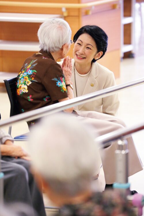 【2015年9月 日本赤十字社総合福祉センターご訪問】敬老の日にちなみ、日赤の高齢者福祉施設を秋篠宮ご夫妻が訪問された。お年寄りたちとのご交流で、紀子さまのお顔にも自然と笑みが浮かんでいた