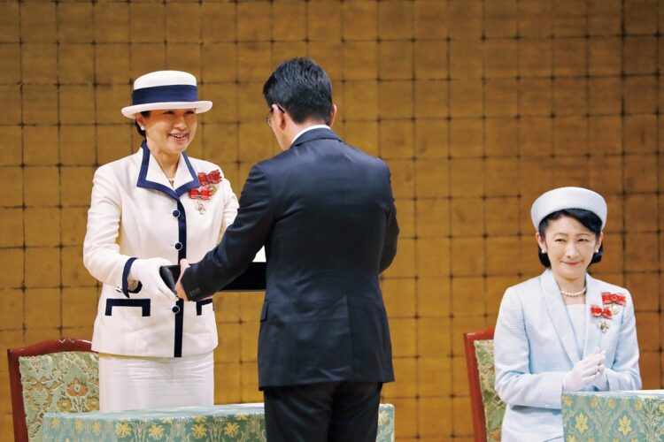 【2019年5月 全国赤十字大会ご出席】雅子さまが皇后となられてから初の単独公務となったのが、名誉総裁として臨まれた全国赤十字大会。雅子さまが賞などの授与に臨まれたのは2003年以来、約16年ぶりのことだった