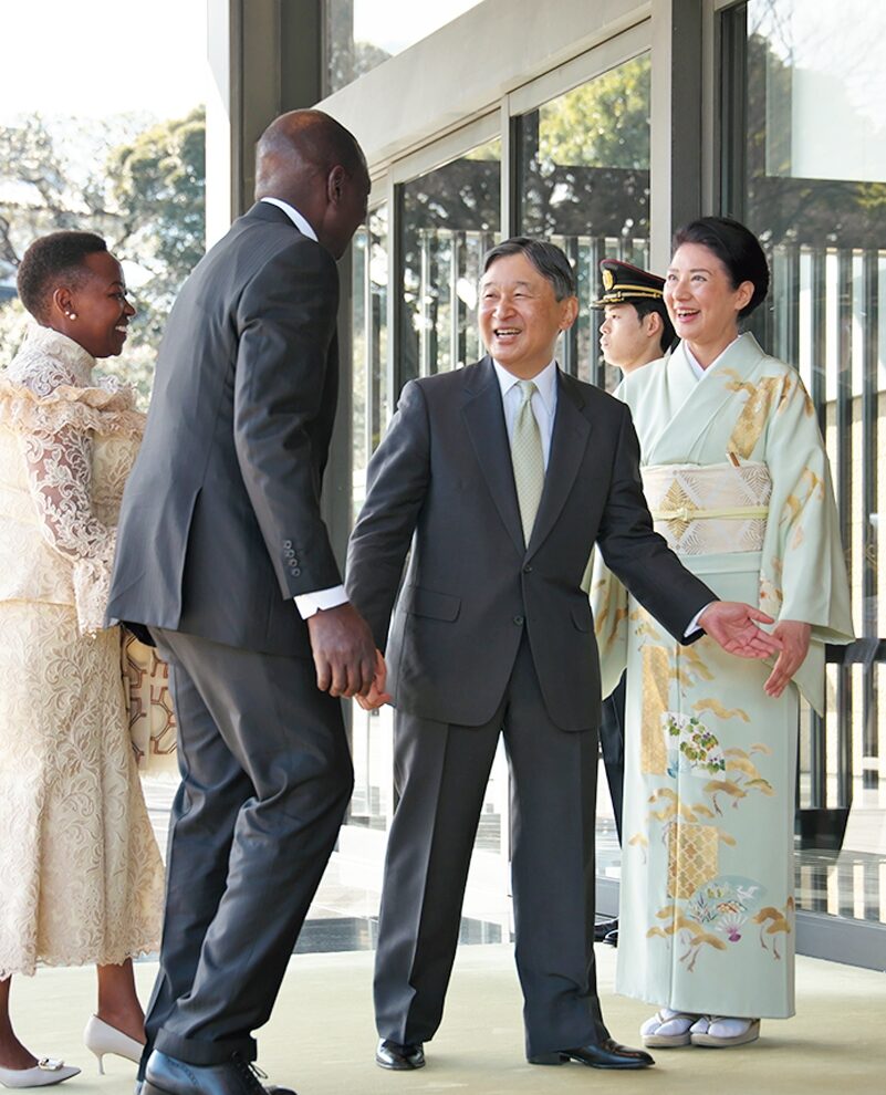 笑顔でケニア大統領夫妻を出迎えられた天皇皇后両陛下
