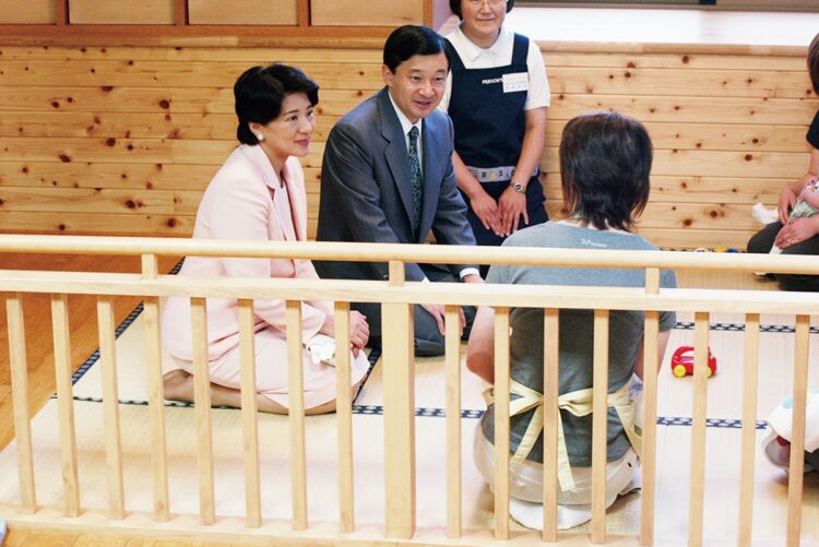 【2003年7月 日本赤十字社茨城県支部乳児院ご訪問】養育困難な乳幼児を養育する乳児院を両陛下でご訪問。膝を付き、目線をあわせて職員の話を親身に聞かれていた